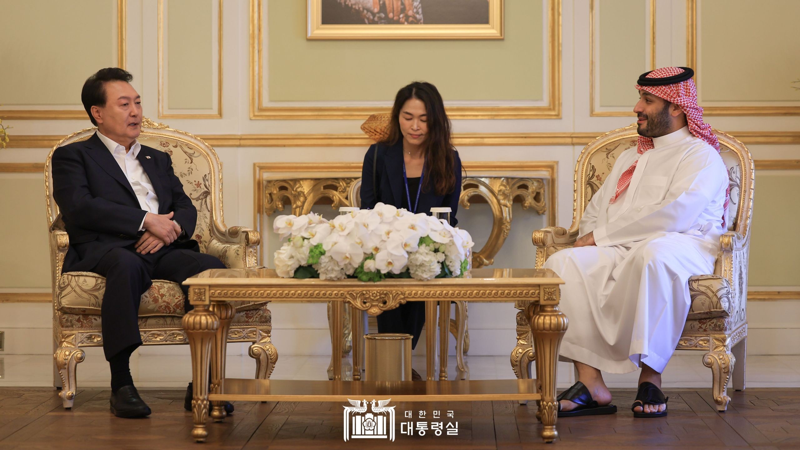 윤석열&nbsp;대통령,&nbsp;사우디아라비아&nbsp;모하메드&nbsp;빈&nbsp;살만&nbsp;왕세자와&nbsp;단독&nbsp;환담